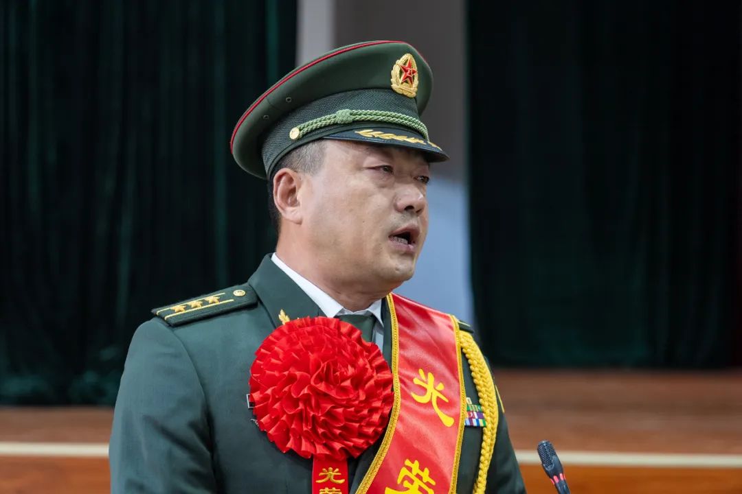 雨帶著感恩轉身帶著成長轉業帶著理想從軍曾經的鐵血男兒不禁紅了眼眶