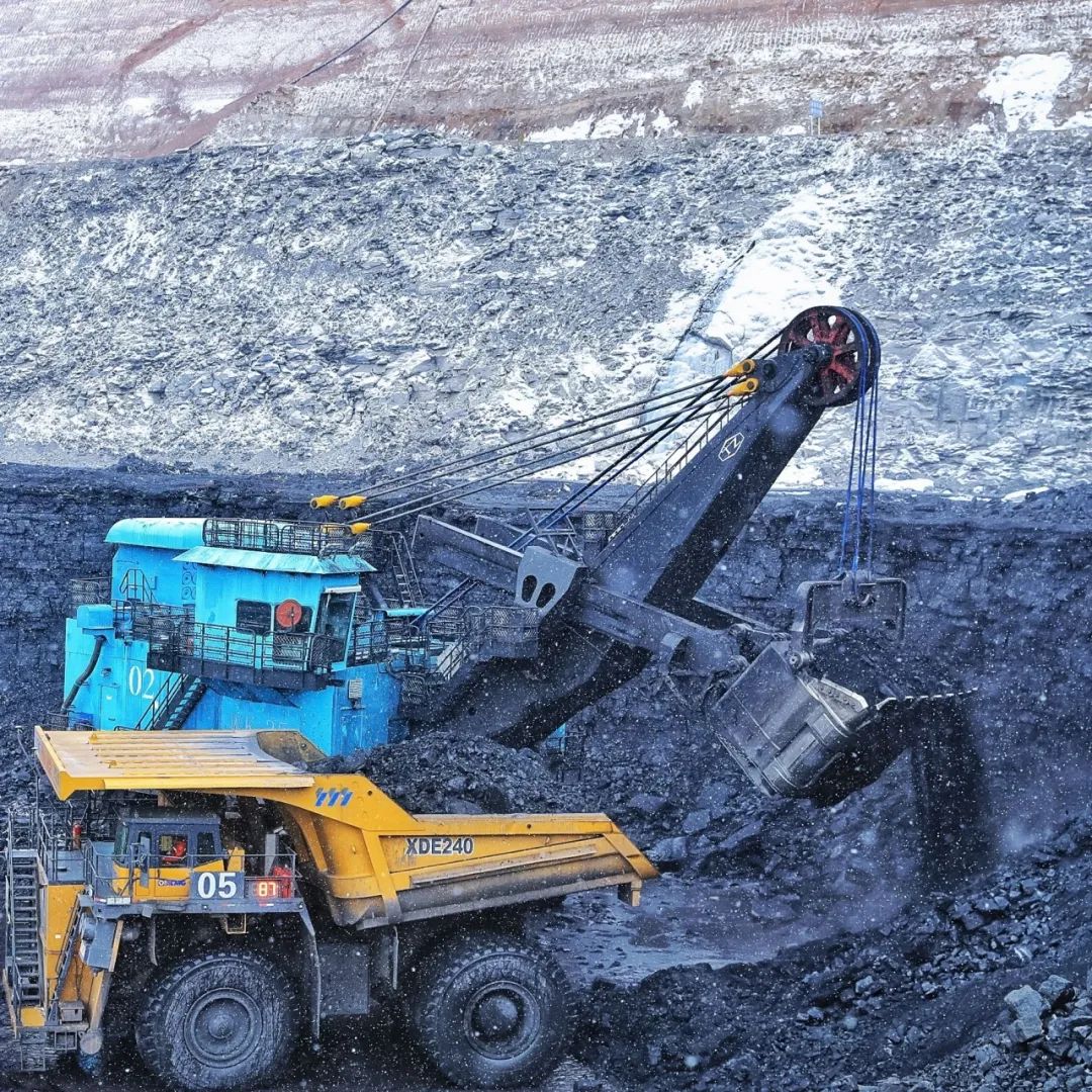 点赞评论在神延煤炭西湾露天煤矿生产现场,洁白的雪花翩翩起舞,一线