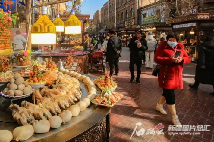 2023年12月31日,游客在喀什古城景区汗巴扎美食街游览.