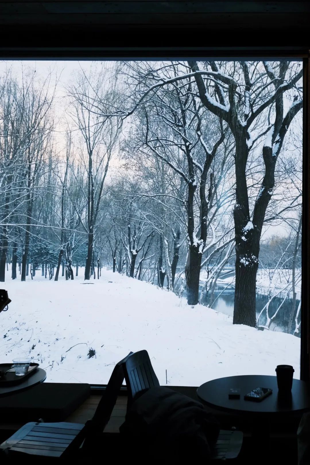 我能想到冬天最浪漫的事:在雪景窗前喝咖啡