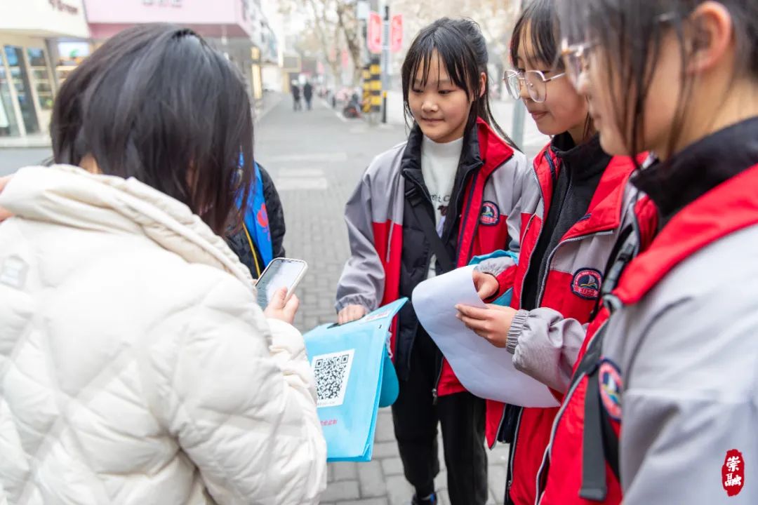 八一路交叉口,其中既有活動主辦方,上海市基金會崇明區代表處的工作