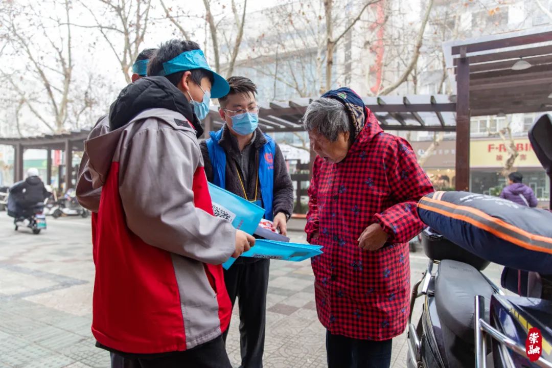 八一路交叉口,其中既有活動主辦方,上海市基金會崇明區代表處的工作