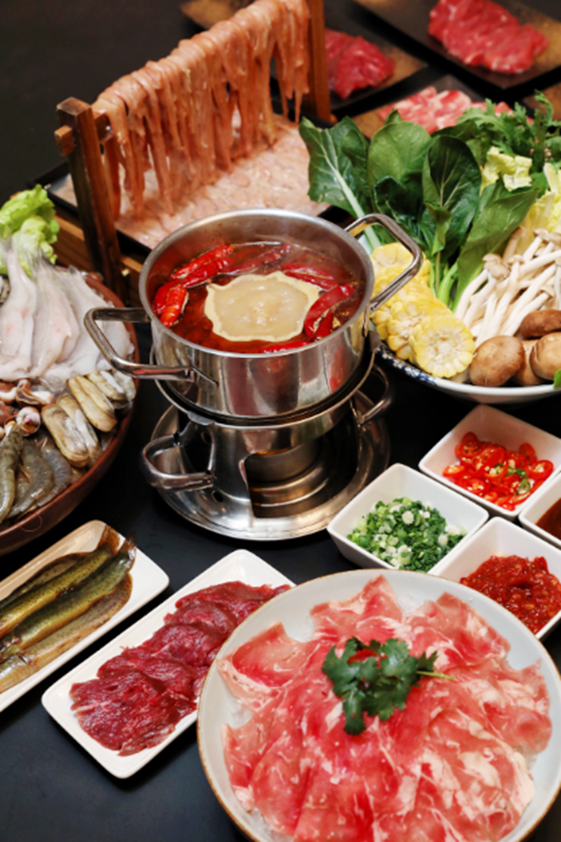 在漫天飞雪的森林里,看云雾缭绕的冰川雪山室外温泉温泉与酒店一体,泡