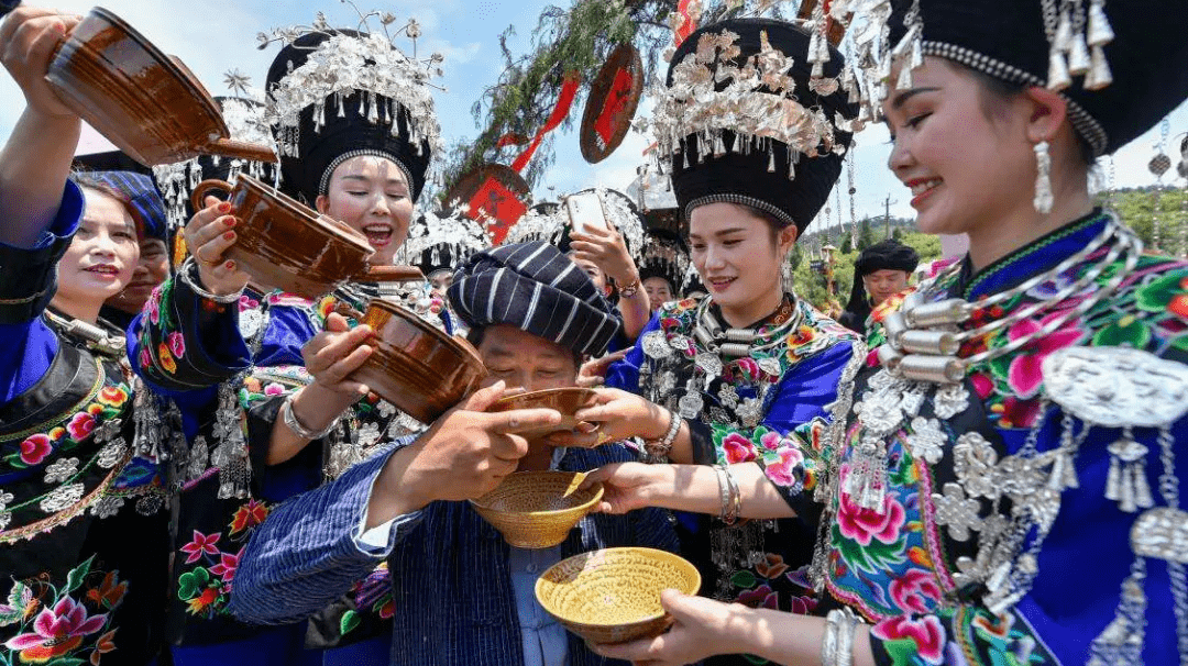 他们口口相传的拦路酒也称为拦门酒,是苗族常见的一种酒礼,在活动现场