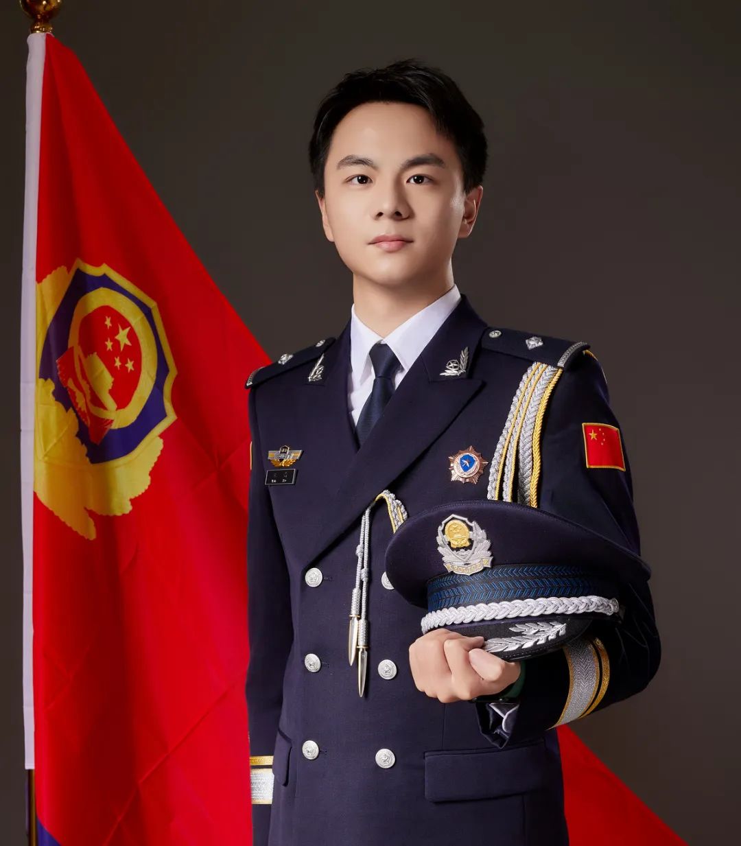 警察新式警礼服图片