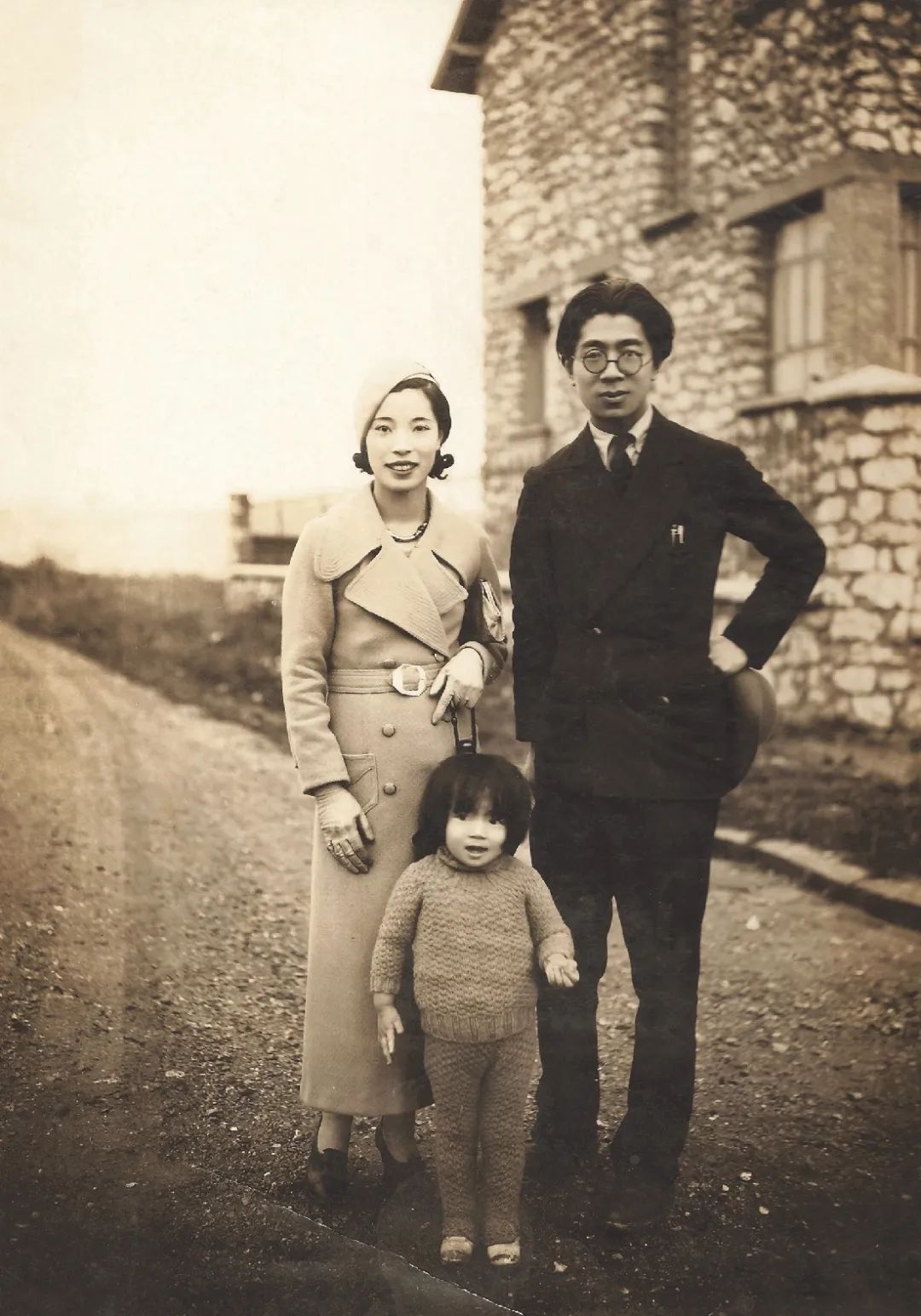 1931年,常沙娜出生在法国里昂,常书鸿用当地河流的谐音给她取名"沙娜"