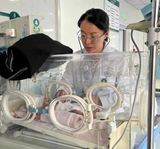 深喀同心 | 深圳援疆医生合力为15天新生患儿搭建生命抢救通道_澎湃号