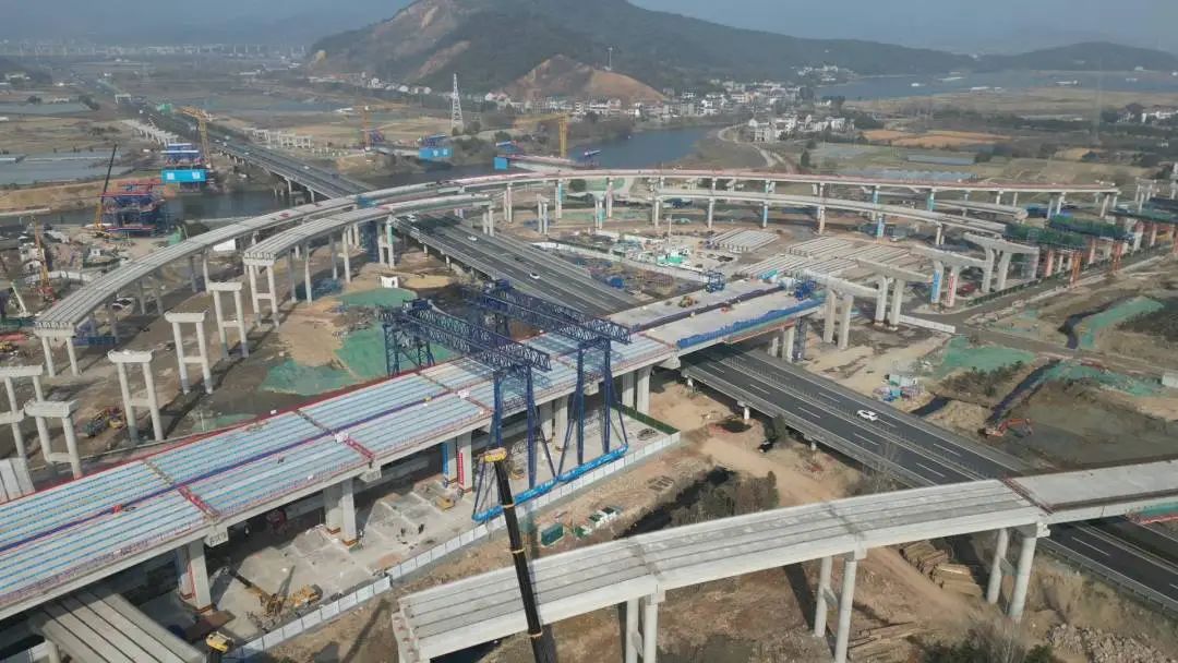 在柯诸高速诸暨姚江枢纽段,因为项目跨诸永高速施工,前期的相关施工
