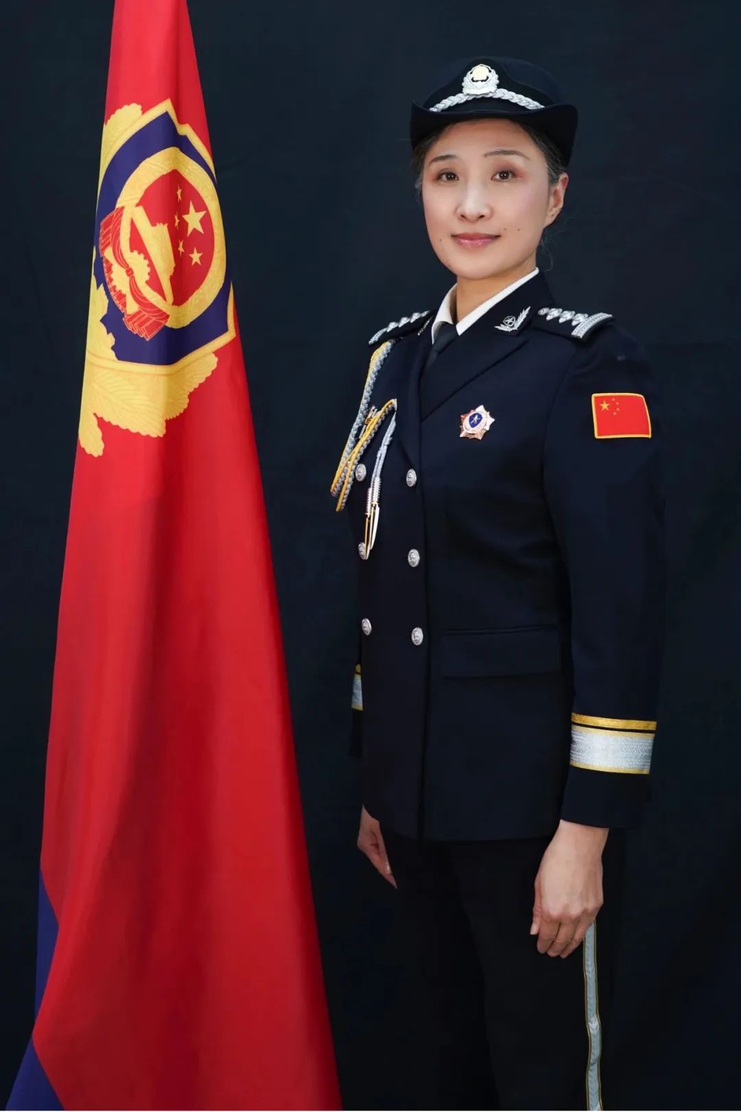 人民服务她们巾帼不让须眉在人民警察这支神圣的队伍中有这样一抹亮色