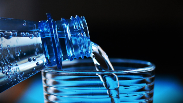 喝下一瓶瓶装水，等于喝了24万颗微塑料？
