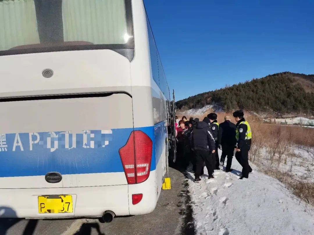 吉林省公安廳高速公路公安局敦化分局巡邏四大隊民警在巡邏至鶴大高速