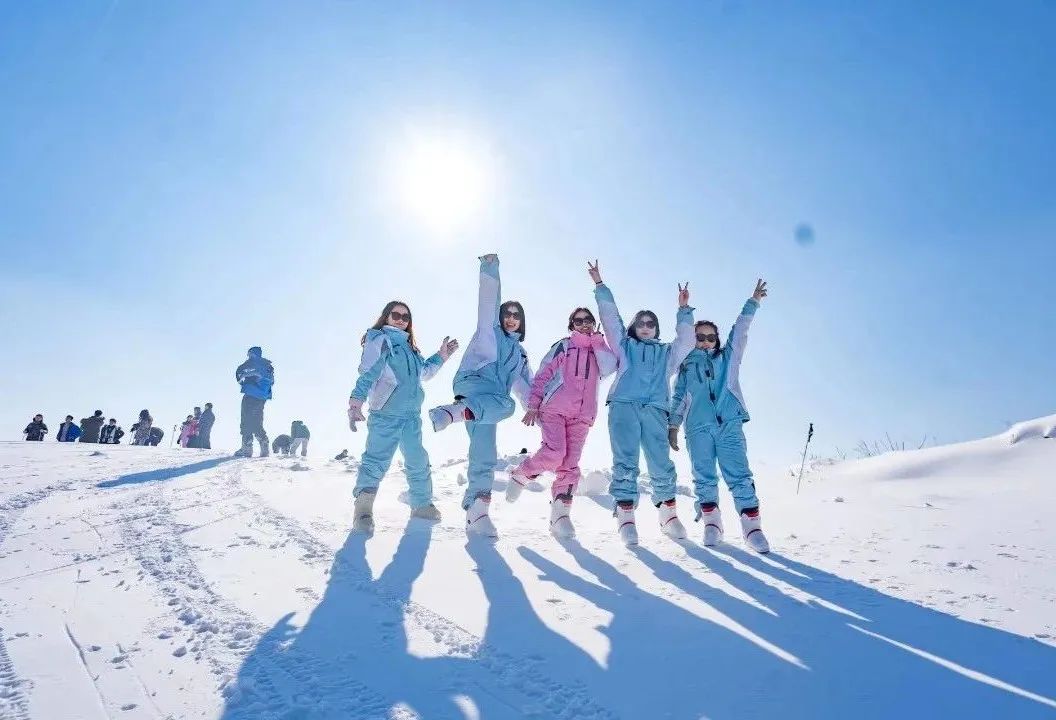 蓮青山滑雪場位於棗莊滕州市東北蓮青山處,蓮青山被譽為天下第一情山