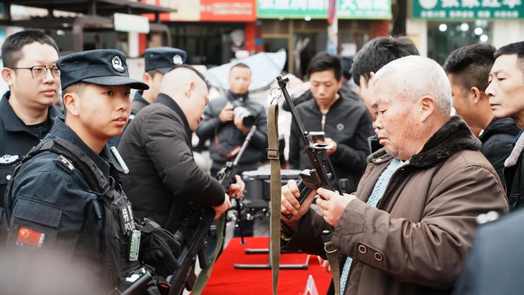 中國人民警察節砥礪奮進110一心為民保安寧全市110宣傳日集中宣傳活動