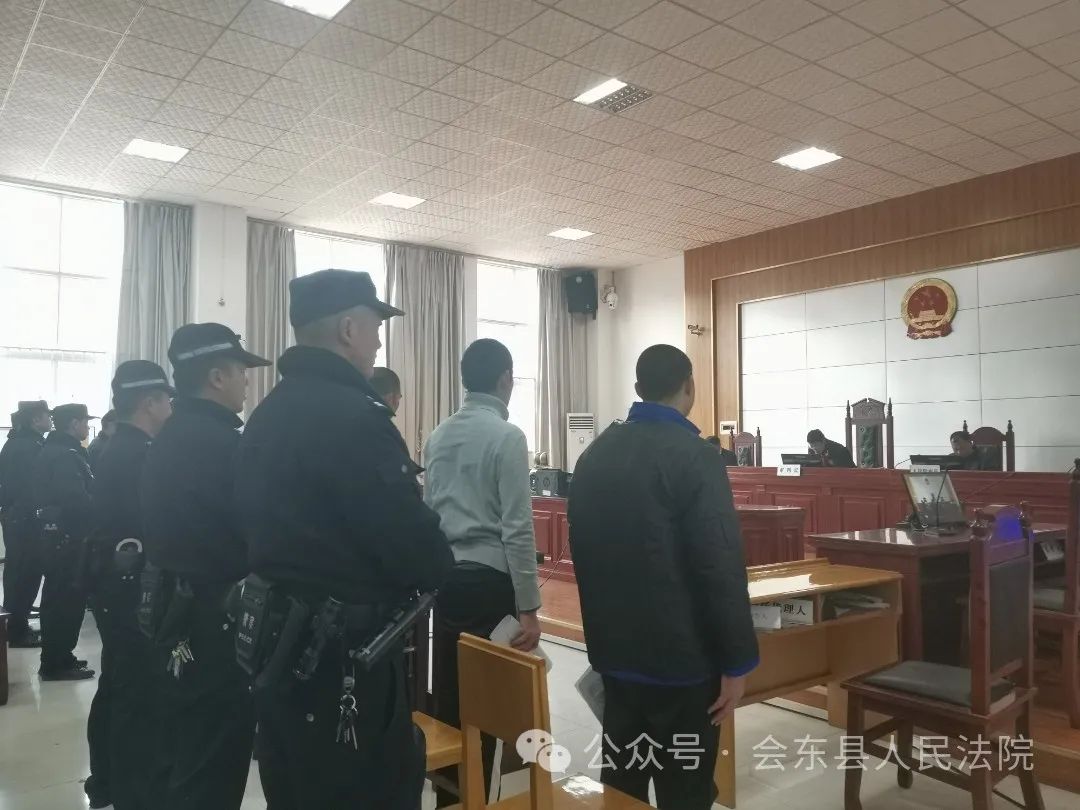 看管组整装出发,前往看守所,有条不紊的将7名被告人带到庭审现场