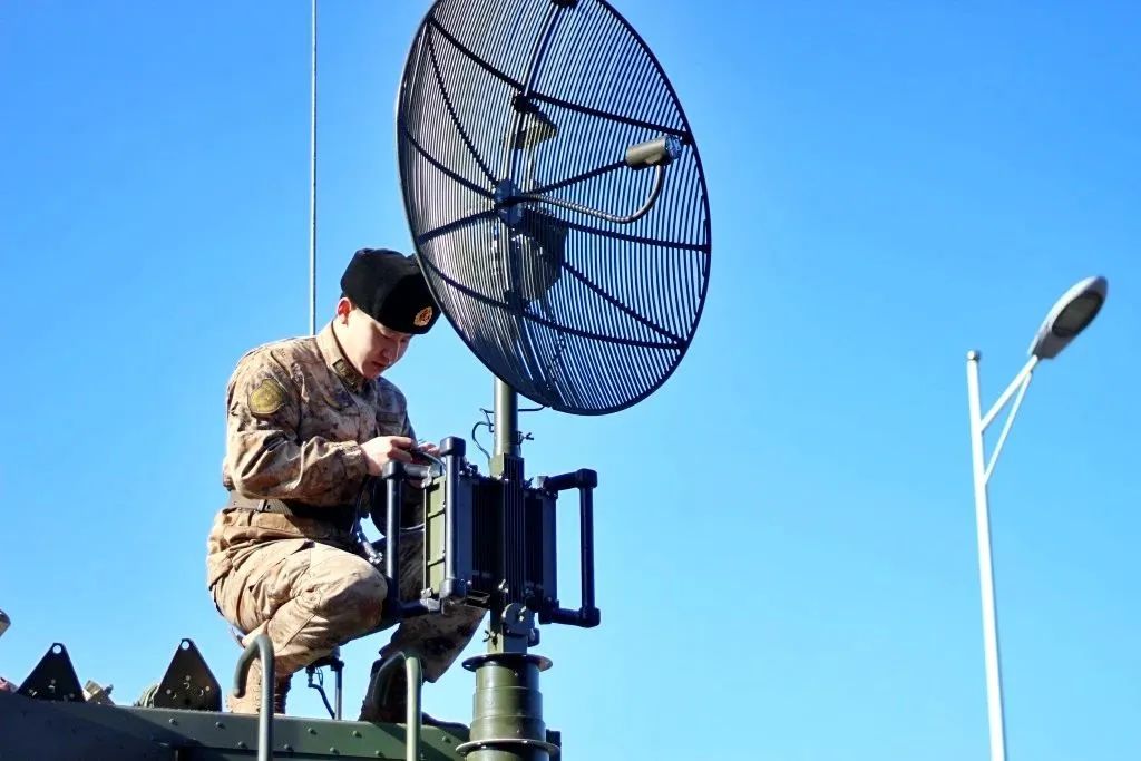 近距离感受通信兵紧张训练的十二时辰一场昼夜通联作业现场数九寒冬