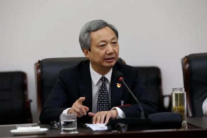 早年先后在许昌市,漯河市,洛阳市工作,曾任洛阳市委常委,常务副市长