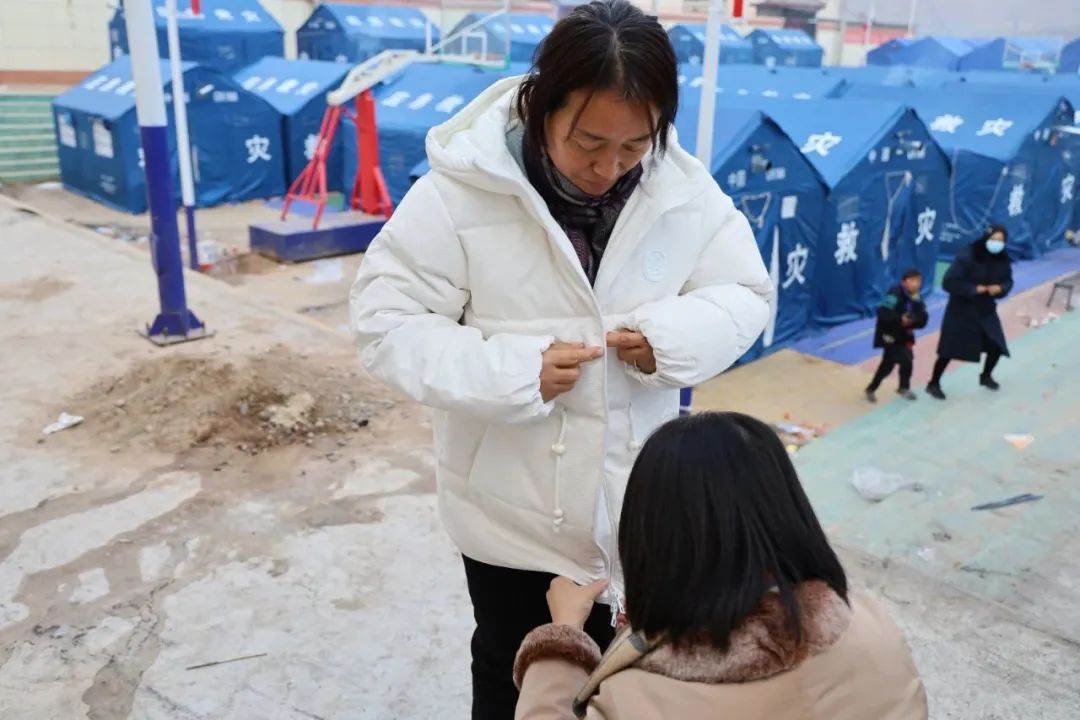 受助婦女穿上羽絨服捐贈物資發往青海李寧集團在援助甘肅災區的同時也