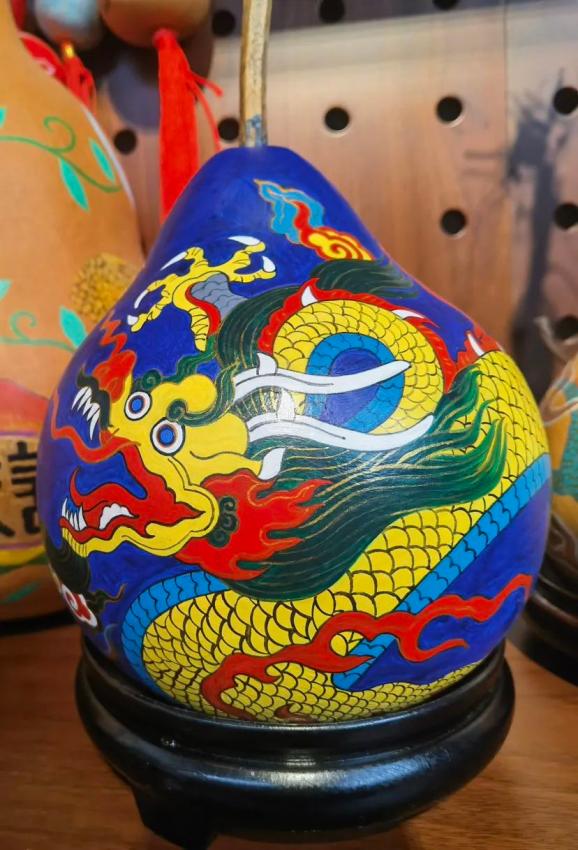 跃然葫芦之上一幅幅精心雕琢的画作勾,勒,点,染,擦……在小小的葫芦上