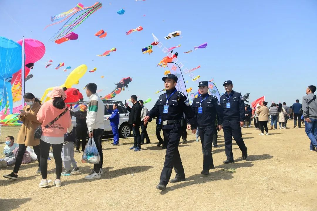 保障風箏會賽事警燈閃爍,守護萬家燈火;步履不停,築牢平安基石.