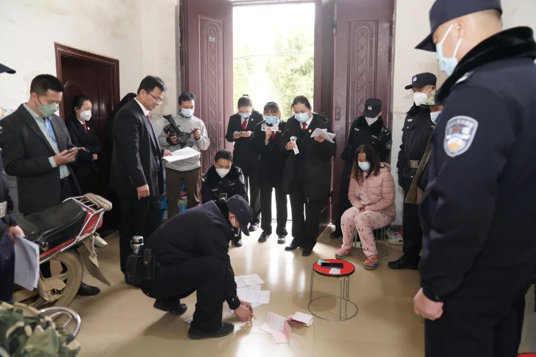 1月10日晚,隆安縣法院立案庭組織幹警前往隆安中學開展法治進校園活動