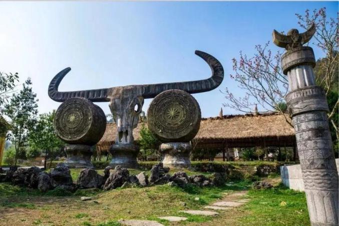 白裤瑶人民把牛的尊敬更加升华,做出巨大的牛头铜鼓作为精神上的图腾