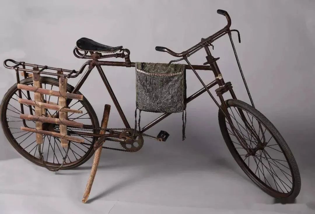 这种车负重多,结实耐用,用于代步一种又大又笨又结实的用铁管,铁棍儿