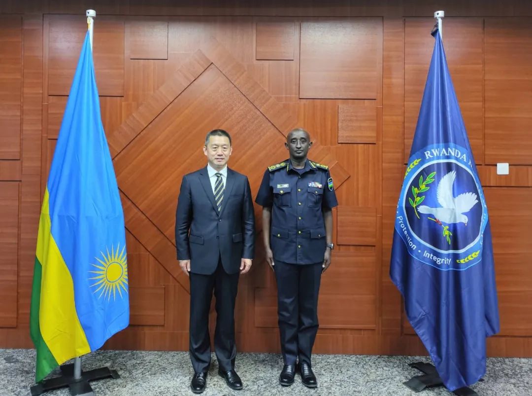 驻卢旺达大使拜会卢警察总局局长纳穆霍兰耶