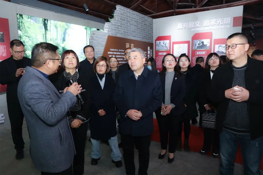 嘉兴民革党员冯杰为展陈参观作现场讲解贾亦斌竹乡遇救纪念展陈位于