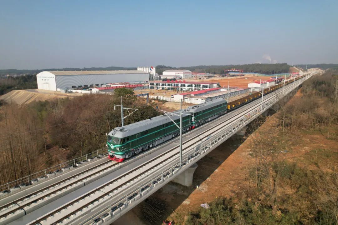 宣绩高铁地处皖南山区,线路自宣城站引出,向东南经宣城市宣州区,宁国