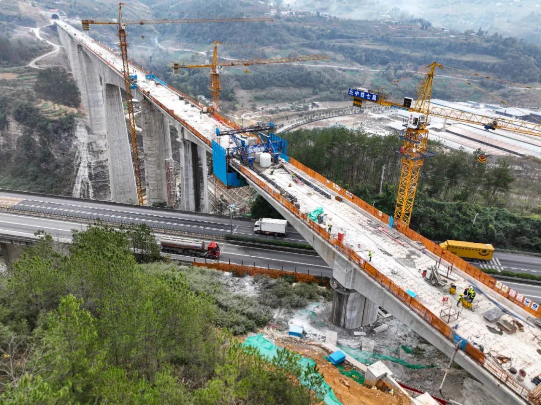 石梁河双线特大桥建设条件十分复杂,依次跨越g65包茂高速公路,g353