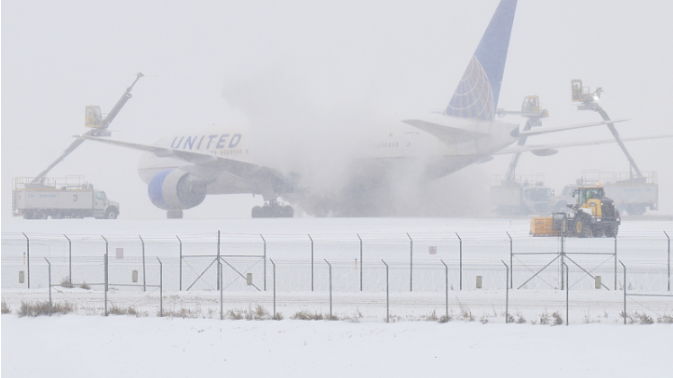 受冬季风暴影响，全美已超两千架次航班取消；房租飞涨，加拿大政府考虑限制国际学生录取人数｜美加新闻播报