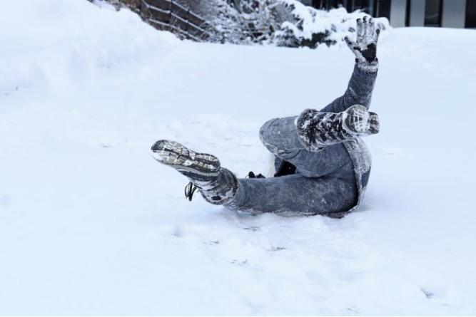 下雪摔倒图片和说说图片