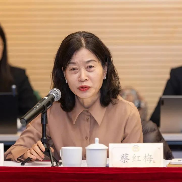 区政协委员开展分组讨论