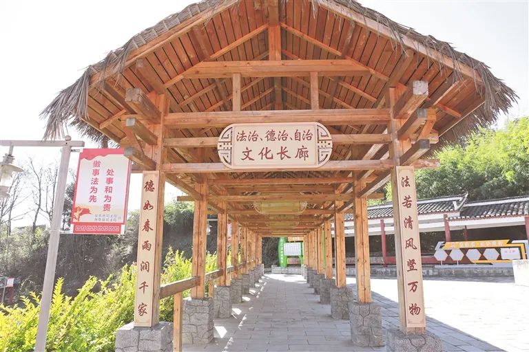 赫章县海雀村法治文化长廊同时,以"三创"带动推进民主法治示范.