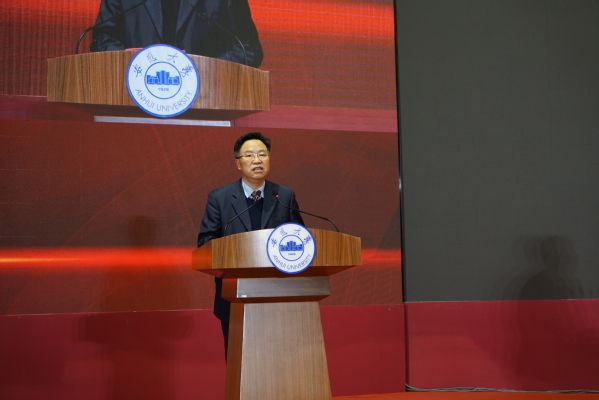 于一代又一代师生员工的耕耘和奉献,凝聚着全体荣休老师的心血与智慧