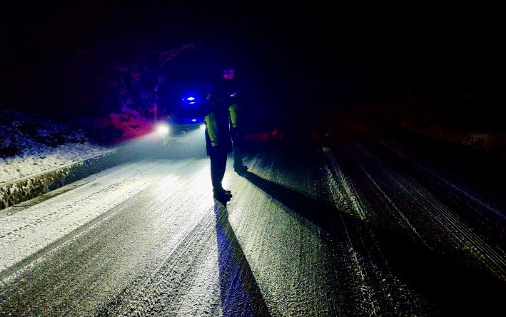 落在衣褶里的雪路灯下发光的雪风吹树枝的雪落在水里的雪零度以下的月