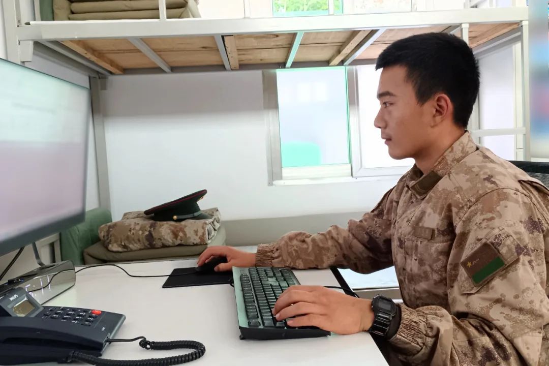 说到连队里最忙碌的人,那就不得不说文书兼军械员李家林.