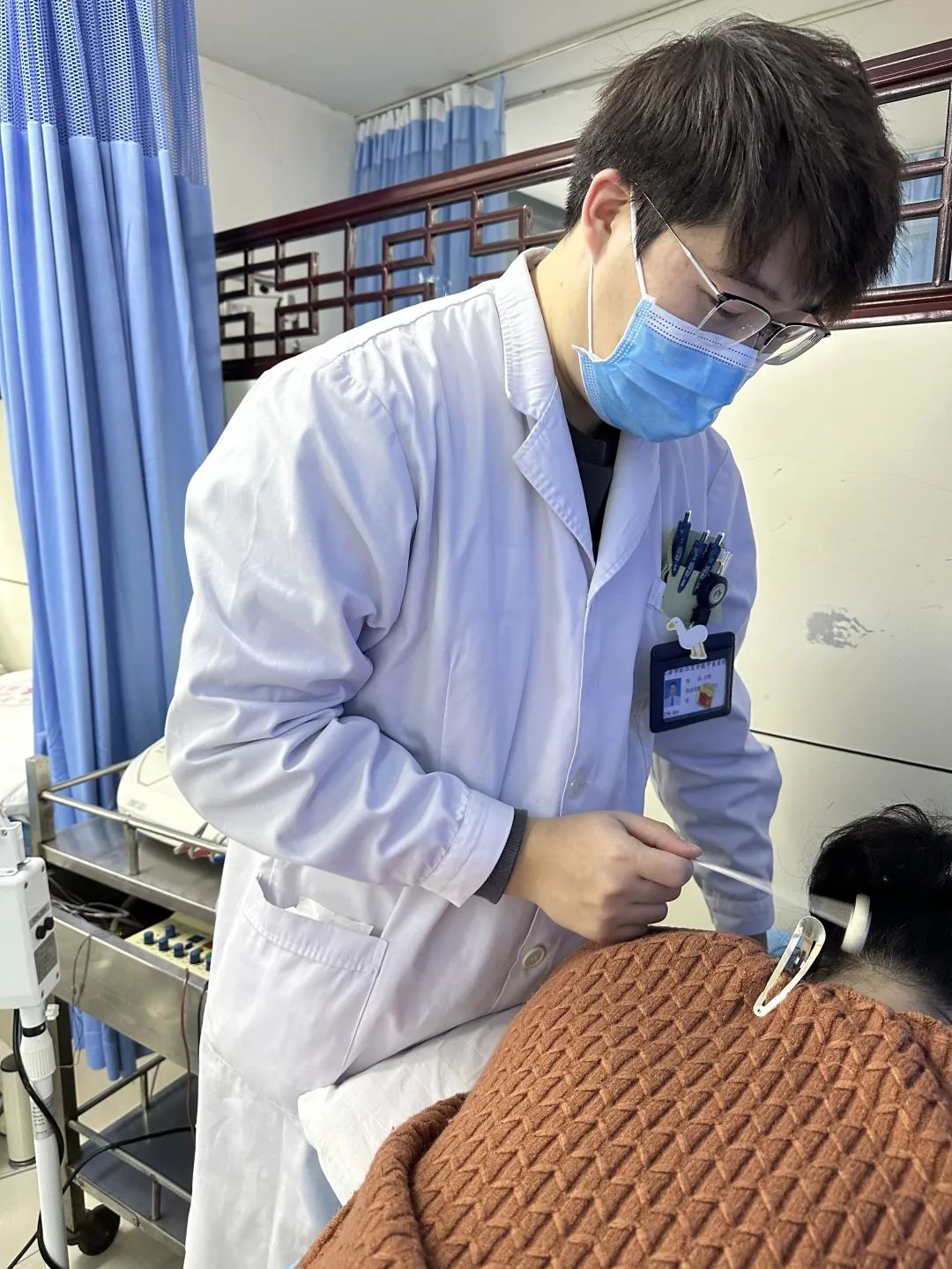 杨氏针灸的芒针疗法,具有定向深透,直达病所;一针多穴,穴少而精;针数