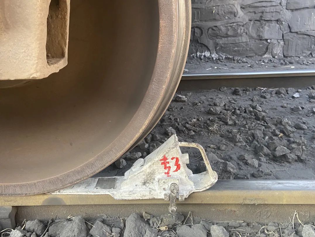 《防溜揭示簿》上登记设置,检查好防溜后使用传统铁鞋时传统铁鞋vs
