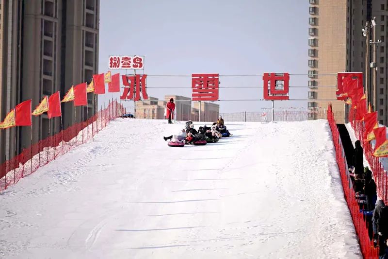 目前,園內西岸南側已設立冬季滑雪場,這裡的碗池蹦道也是目前我市最