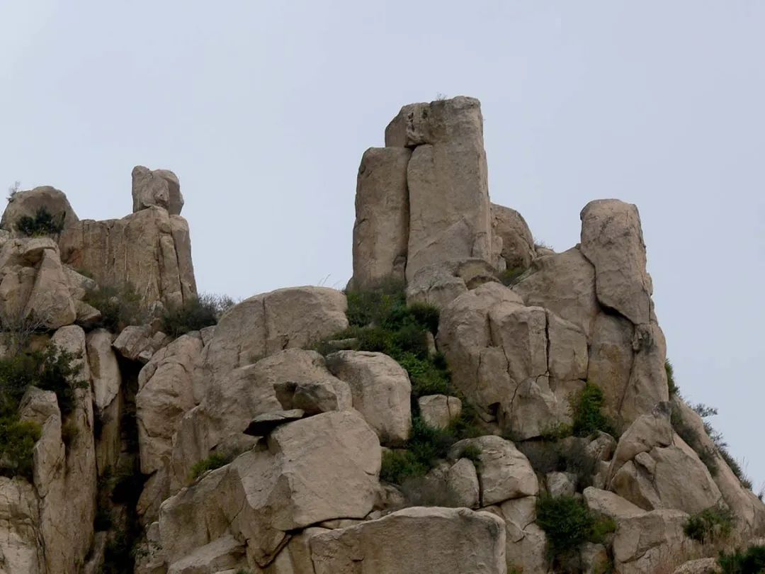 "东峰耸翠",指的是东五峰山的秀美风光.