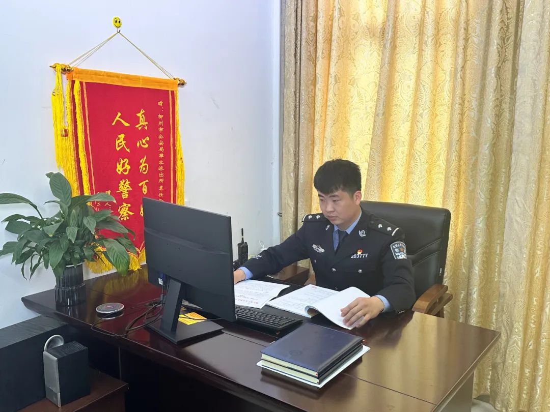 在办公室里认真工作的覃仕伦每个关键时刻的"我年轻,我先上",是覃仕伦