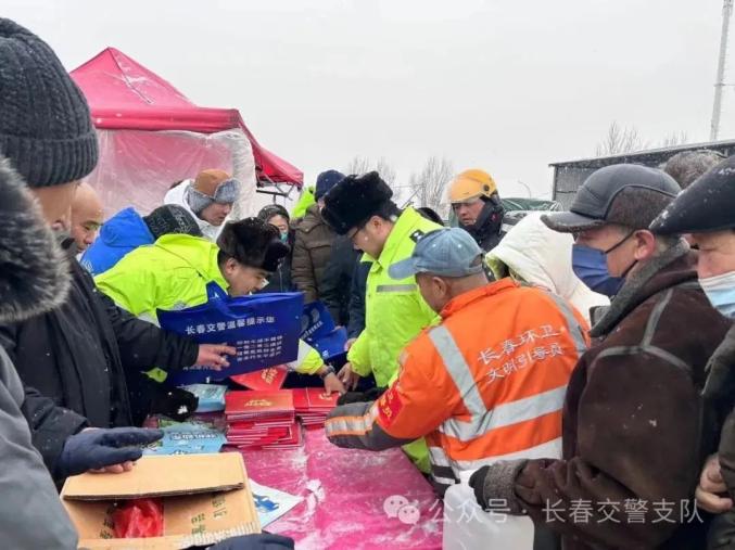 近日,長春市公安局交警支隊部署轄區各大隊藉助農村趕大集的有利蘋