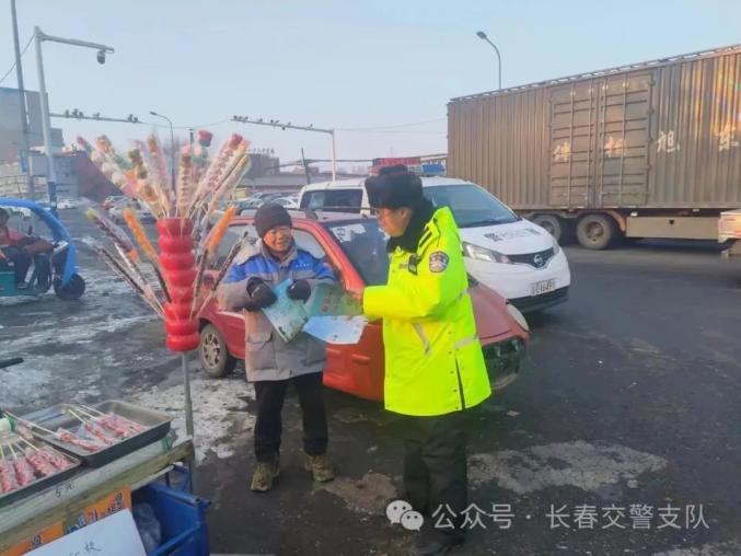 近日,長春市公安局交警支隊部署轄區各大隊藉助農村趕大集的有利蘋