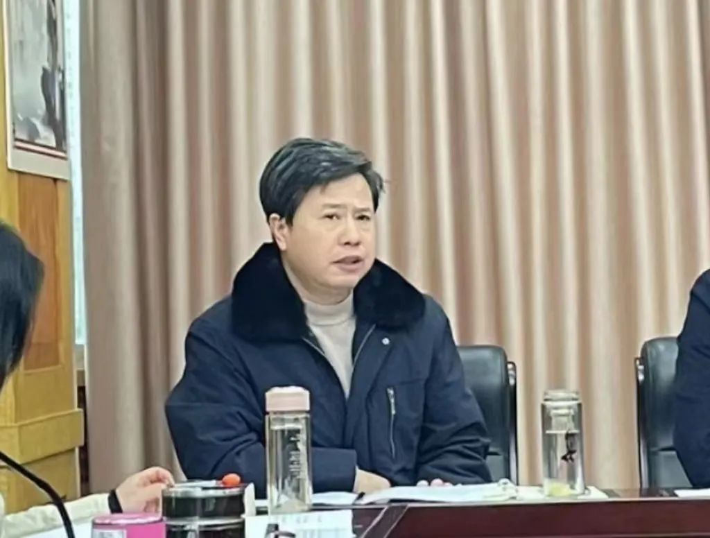 会议伊始,院党组成员,副院长冯继忠,骆红梅作为发改案件评查人,对此次