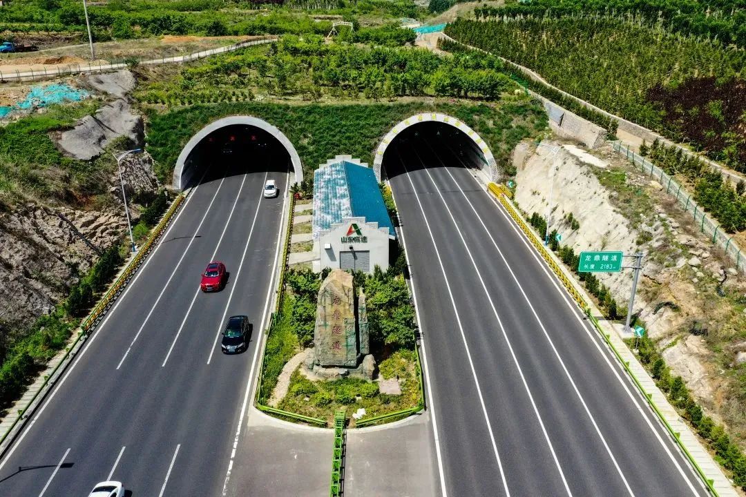 设计难度和施工风险世界罕见创下全国公路隧道开挖面积之最开挖断面