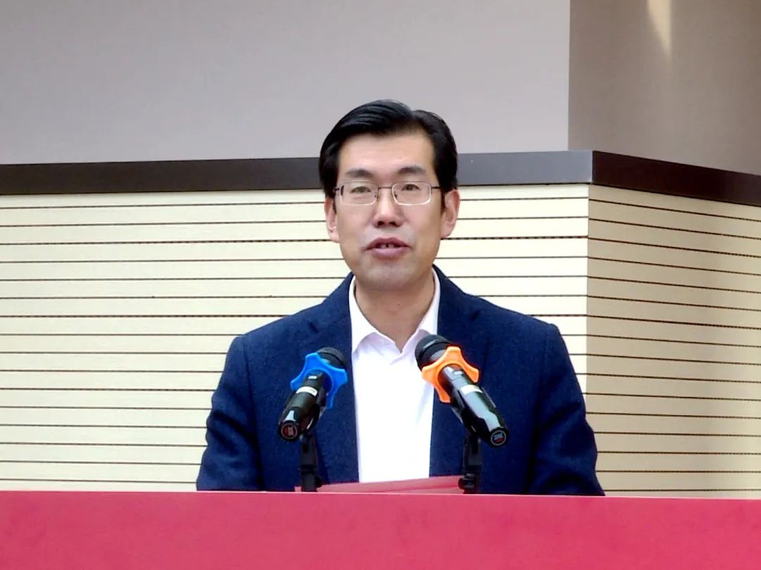 县委书记张振亚参加签约仪式并致辞,市民政局局长杨振军,市金融监管