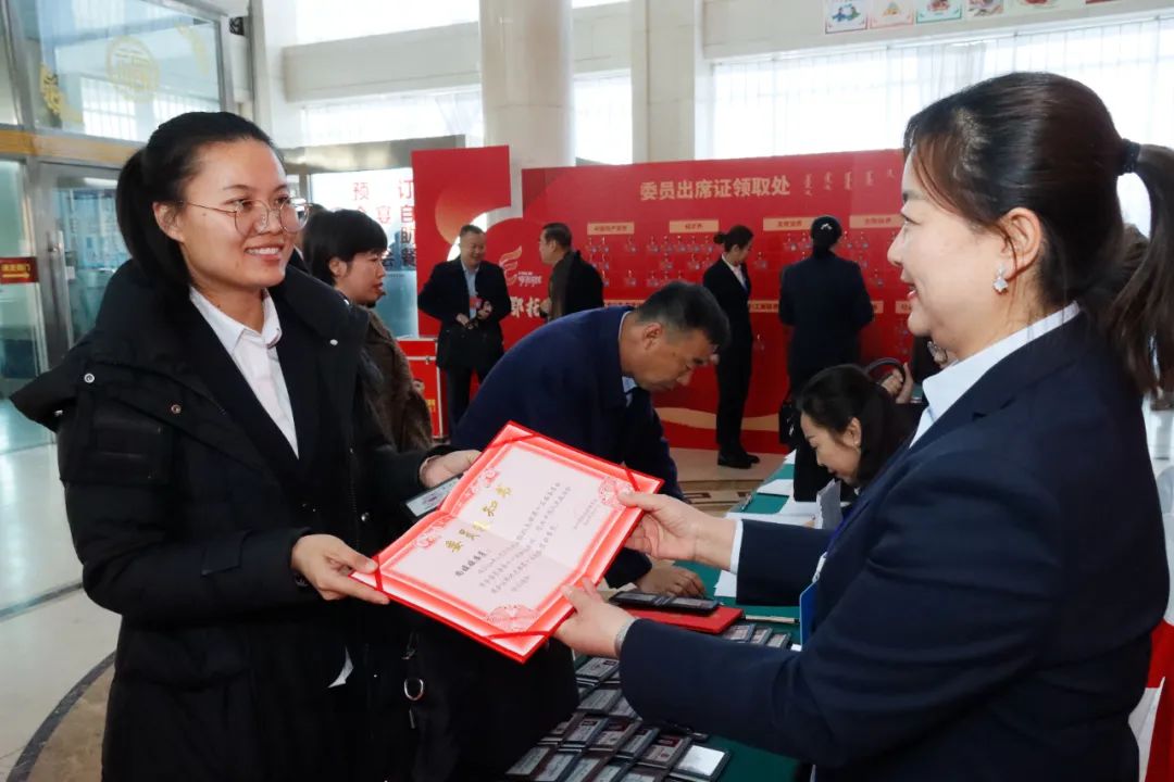 有序地簽到,登記,領取會議材料和證件,政協委員們迅速進入會議狀態,或