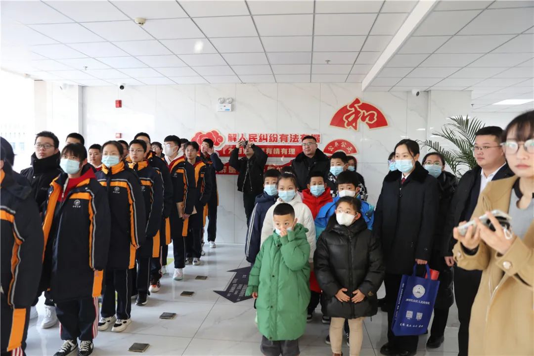 2024年1月25日上午,红山区人民法院迎来了赤峰第三中学的学生们,他们