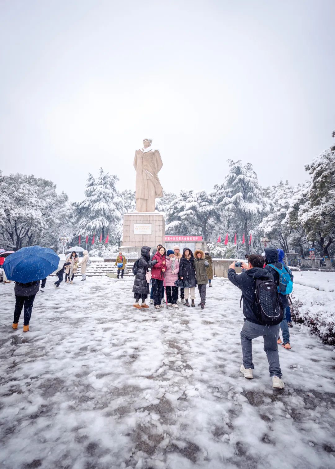 湖大更显壮丽和庄严在这一层洁白的纱衣下展现了万物纯净和神秘的一面